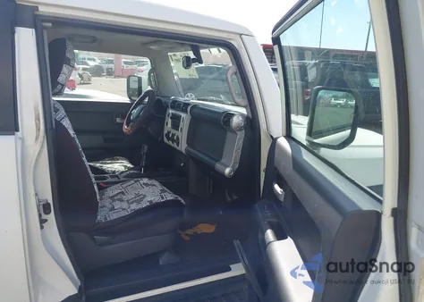 2010 Toyota Fj Cruiser z USA, uszkodzony, nr VIN JTEZU4BF7AK010658